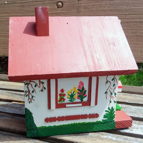 Beautiful Handmade White Birdhouse Mailbox Flowers Garden Shed Tree Heart Red - Picture 2 of 5